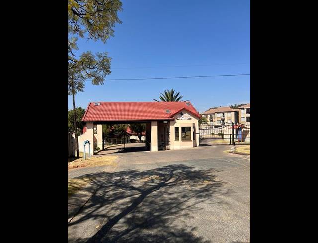 2 BEDROOM TOWNHOUSE FOR SALE IN MEREDALE